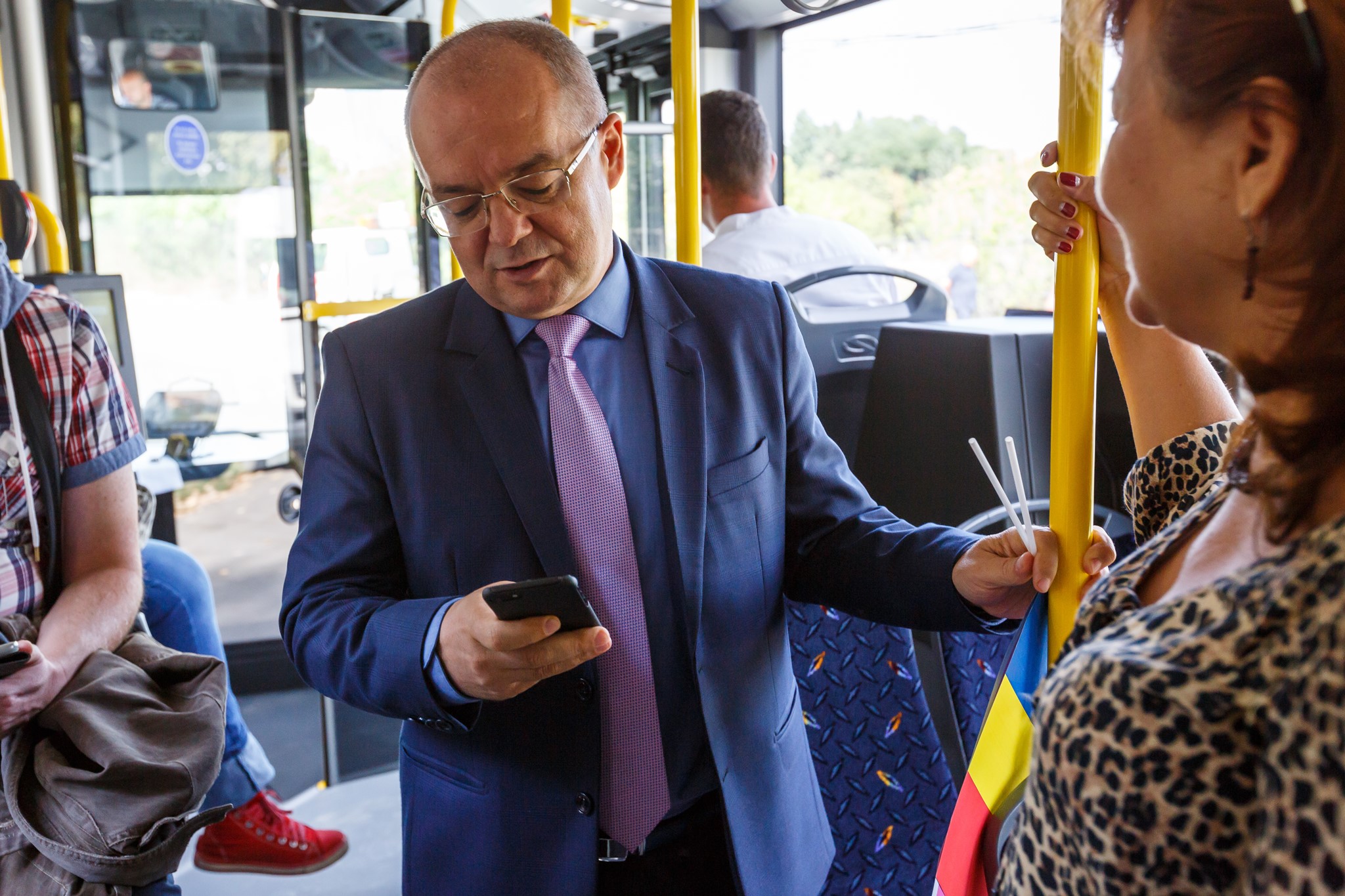 Primarul Boc, sancționat pentru că-i amendează pe cei care urcă murdari în autobuze
