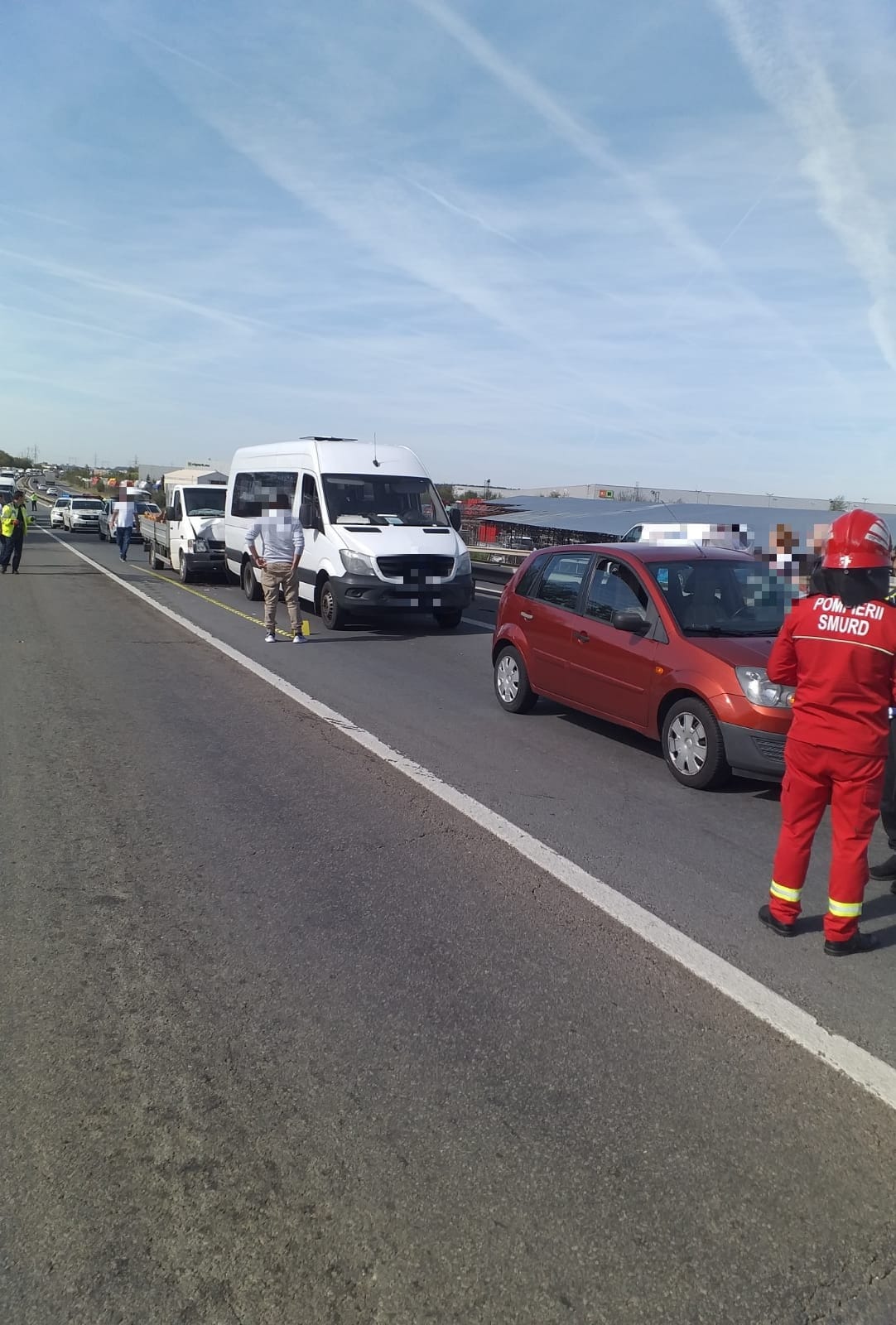 Accident pe autostradă; trei vehicule implicate, cu peste 20 de pasageri