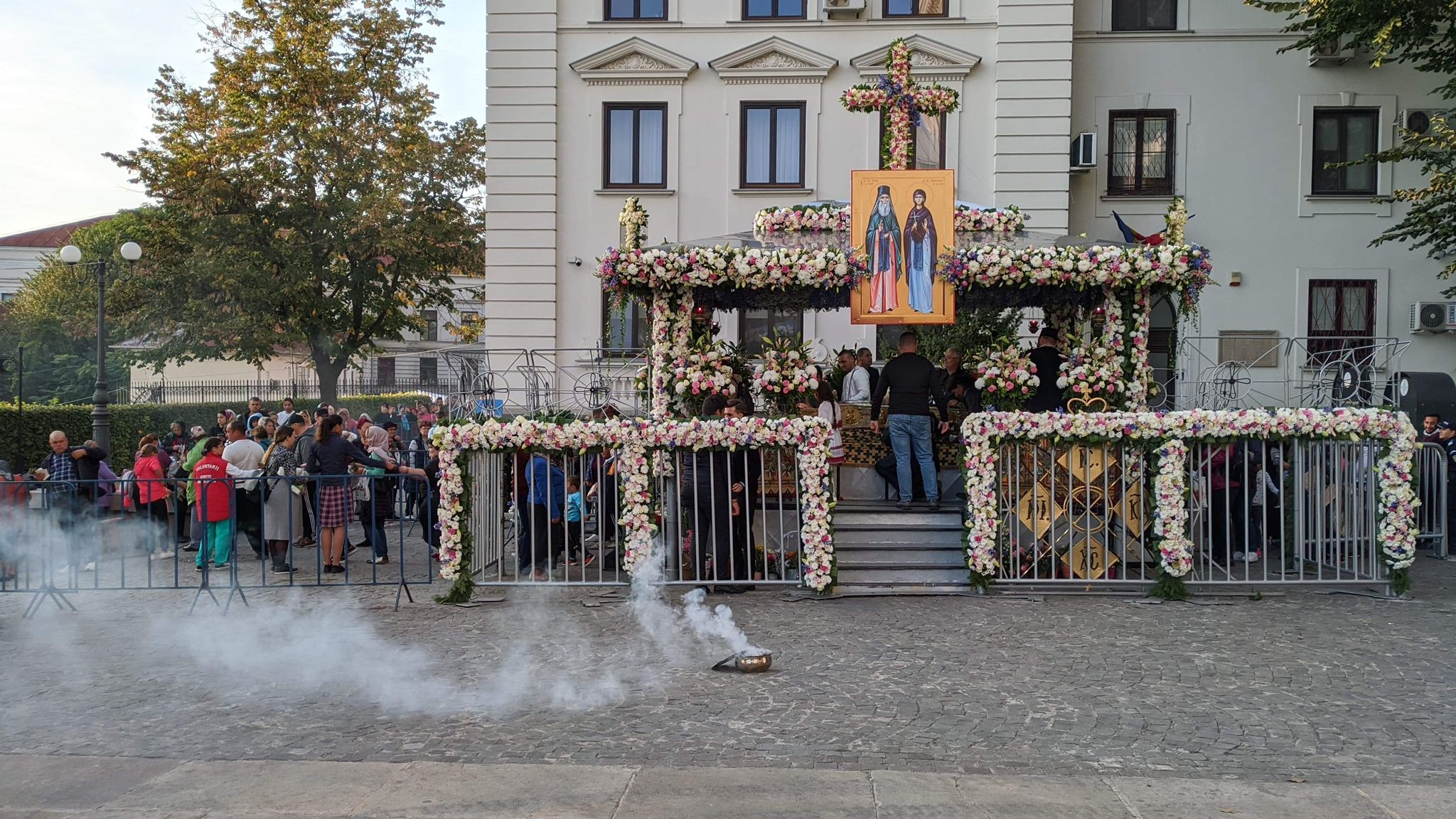Zeci de mii de pelerini așteaptă să se închine la racla cu moaștele Sfintei Parascheva