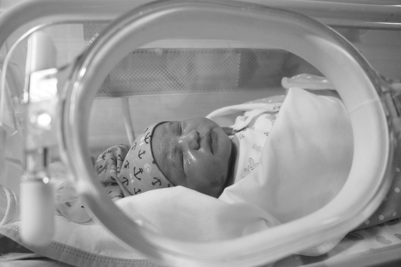 O tânără din Iași a născut un bebeluș de 690 de grame
