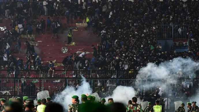 Haos pe stadion: Cel puțin 174 morți la un meci de fotbal