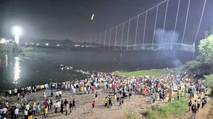 Un pod istoric proaspăt reparat s-a prăbușit în India, sute de morți și răniți (video)