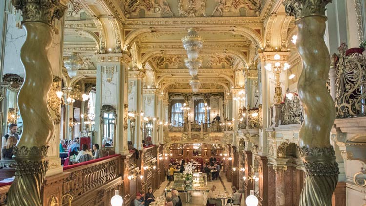 De ce e New York Cafe Budapesta cea mai frumoasă cafenea din lume