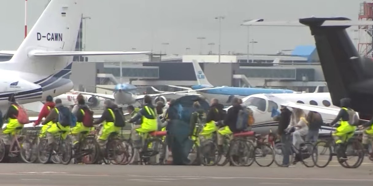 Activişti pentru climă blochează avioanele private pe aeroportul Schiphol din Amsterdam