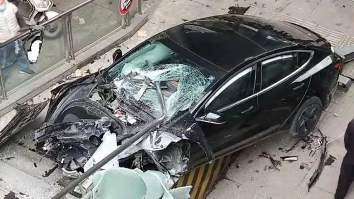 Mașină Tesla scăpată de sub control rade tot în China (VIDEO)