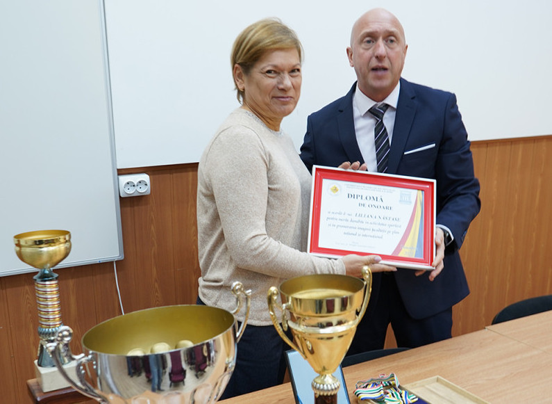 Fosta campioană mondială la atletism Liliana Năstase și-a donat trofeele Facultății de Sport Galați