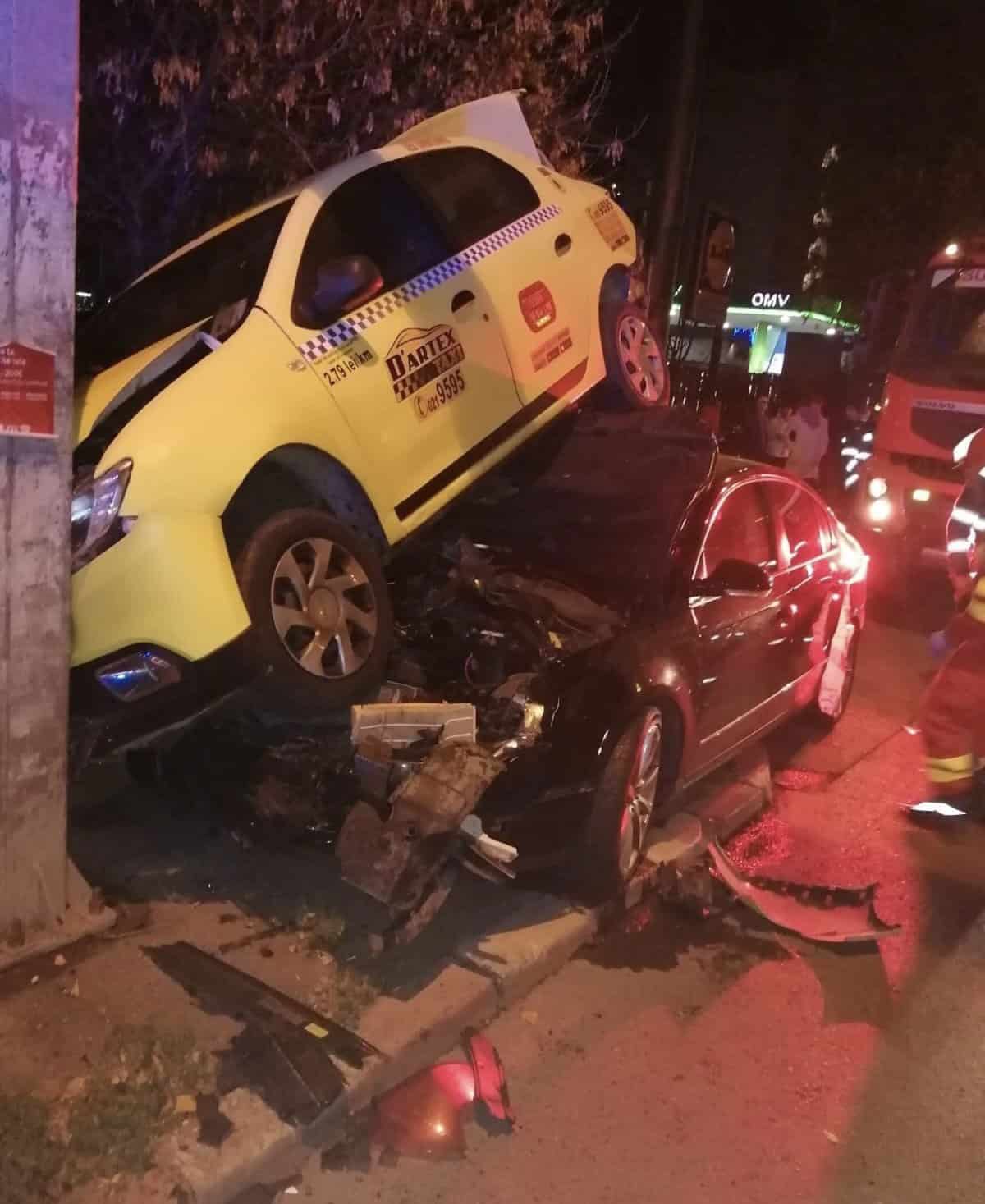 Accident spectaculos pe Calea Rahovei din București. Un taxi a plonjat peste un autoturism parcat