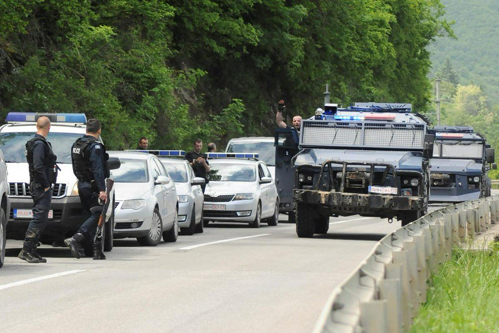 Sute de sârbi kosovari au ridicat baricade pe un drum important din nordul Kosovo