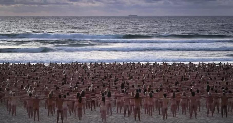 2500 de nudiști au pozat pentru a semnala o problemă medicală gravă