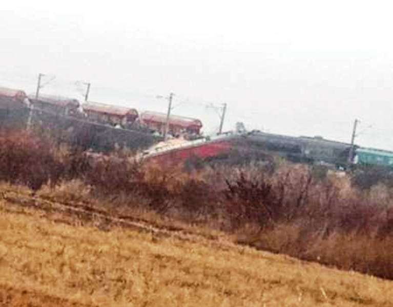Două trenuri cu cereale s-au ciocnit la Dumbrăveni în Vrancea