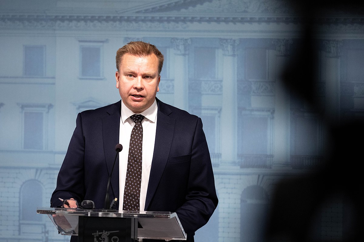 Ministrul finlandez al Apărării își ia concediu de paternitate în plin proces de aderare la NATO