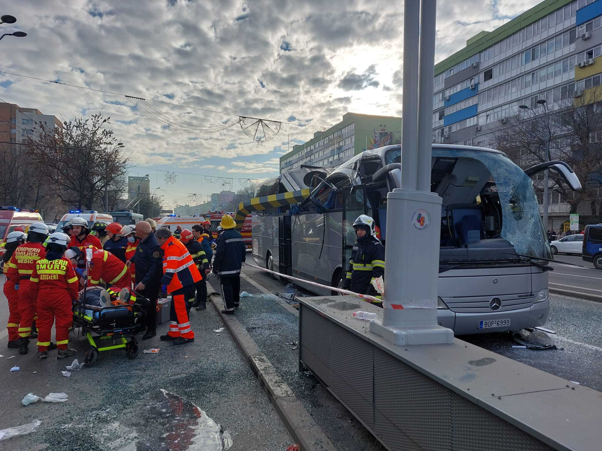 Accident grav la pasajul Unirii. 19 persoane au fost rănite (Galerie foto)