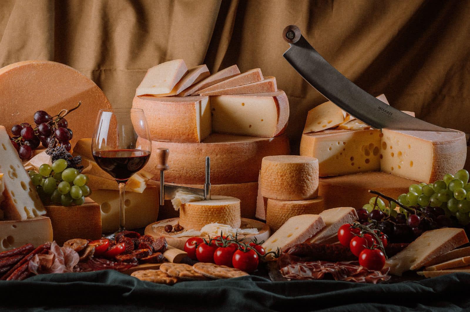 Povestea familiei Rétyi care produce brânzeturi maturate ca la elvețieni cu robot