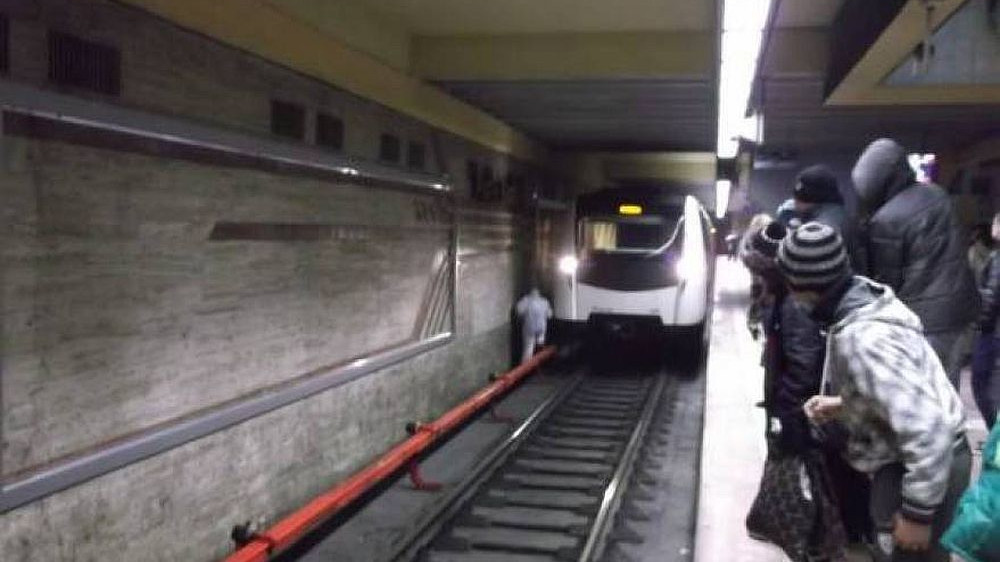 O persoană a căzut pe şinele de la staţia de metrou Basarab. E posibilă o tentativă de sinucidere