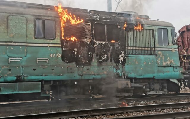 Locomotiva unui tren, cuprinsă de flăcări în Gara Scânteia – Iași. Circa  200 de persoane, evacuate