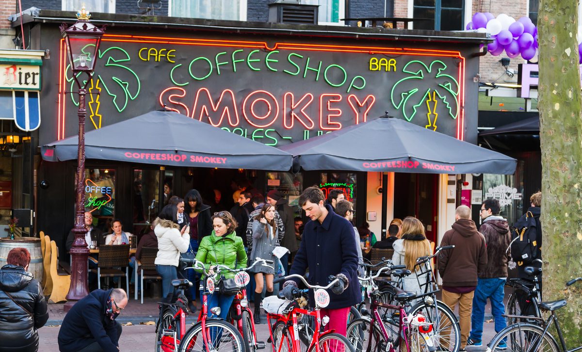 Consumul de marijuana ar putea fi interzis în anumite zone din Amsterdam