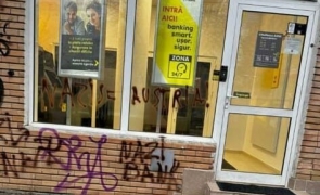 O sucursală Raiffeisen Bank din Cluj-Napoca a fost vandalizată