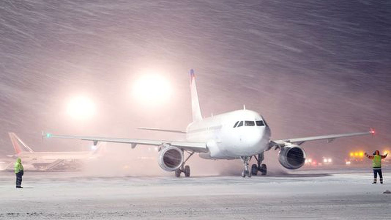 Întârzieri mari pe Aeroportul Otopeni, din cauza ninsorii
