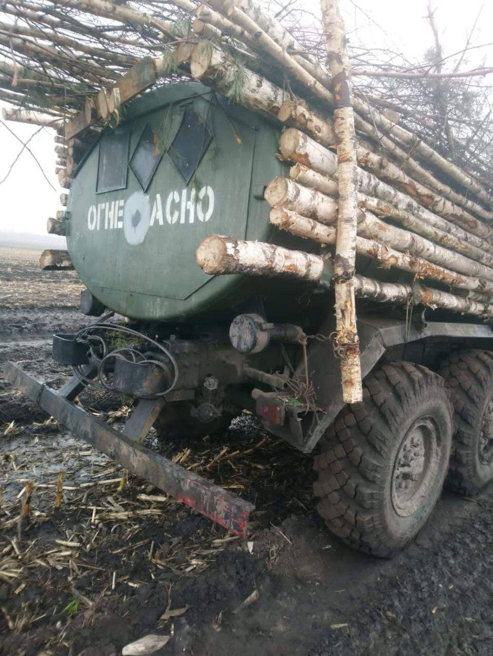 Armata rusă își deghizează camioanele cu combustibil în camioane de transport lemne (galerie foto)