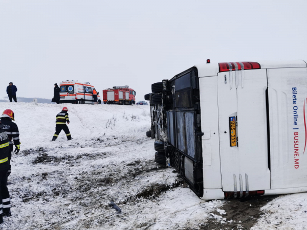 Autocar răsturnat pe un drum din Galați. Trei persoane au fost rănite