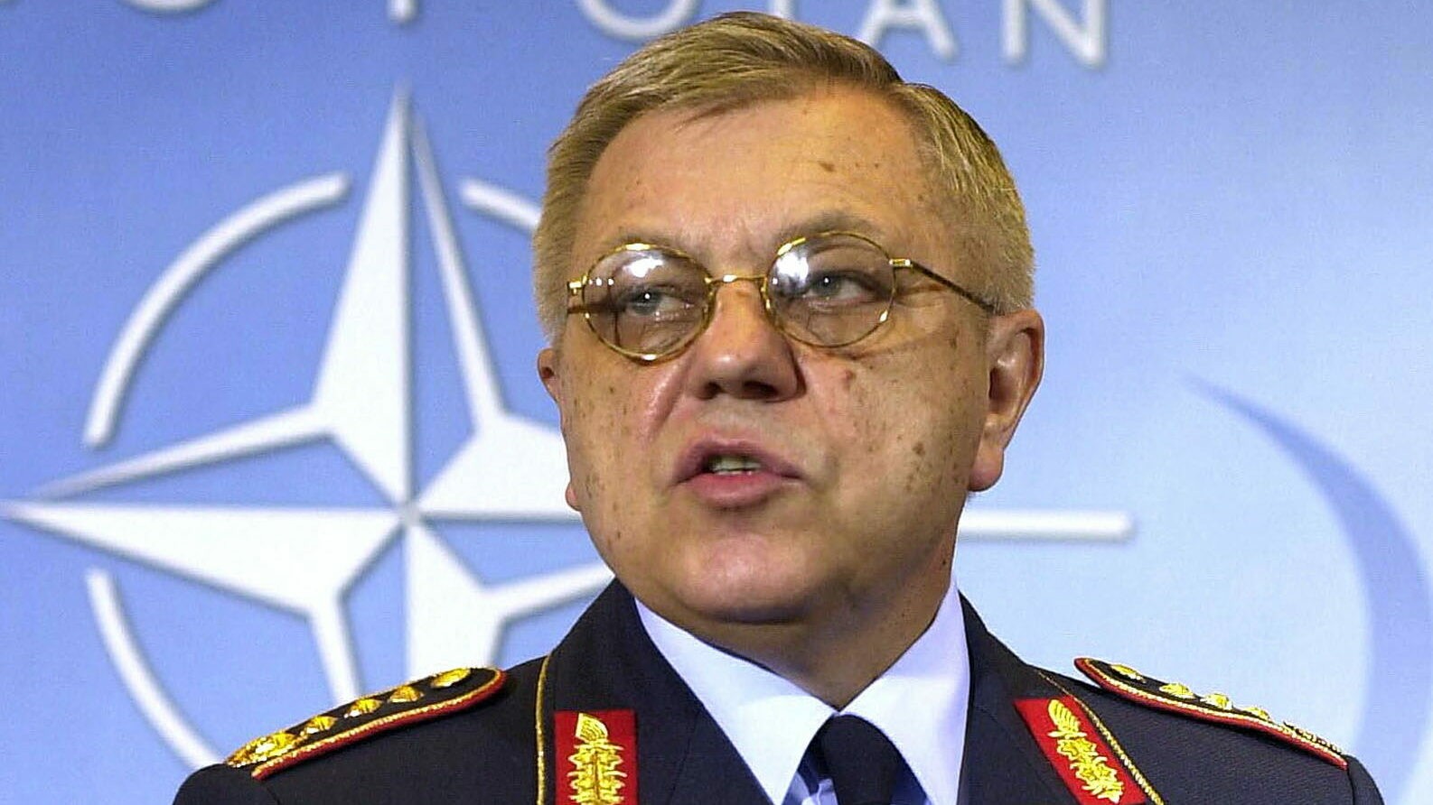 Fost şef NATO: Aprovizionarea Ucrainei cu arme doar prelungește războiul