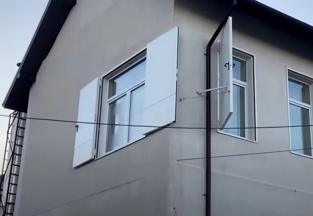 Uși la ferestre pe post de obloane, la o școală din Suceava (VIDEO)