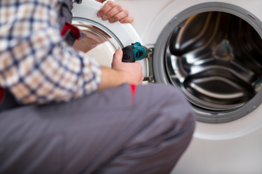 Cum să curățați o mașină de spălat care miroase urât?
