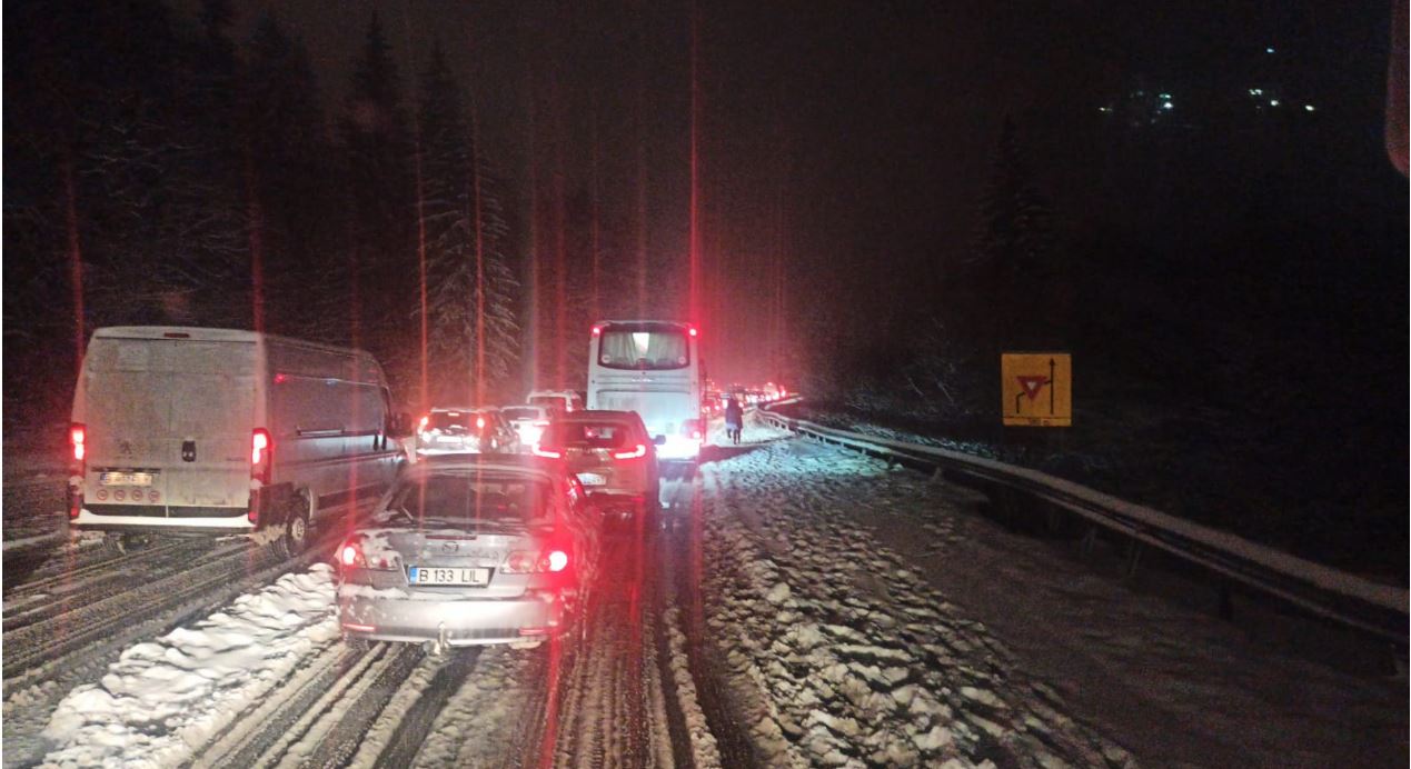 Aproape 100 de mașini, blocate pe DN24, în județul Vrancea din cauza ninsorii și viscolului