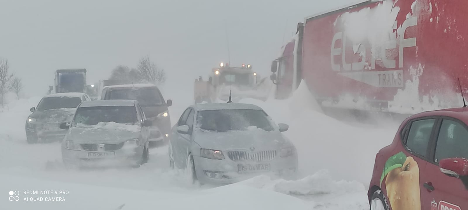 România sub nămeți. Zece drumuri naţionale şi 37 judeţene sunt blocate din cauza zăpezii