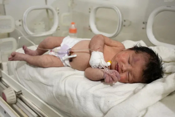 Bebeluș născut sub dărâmături în Siria, după cutremur