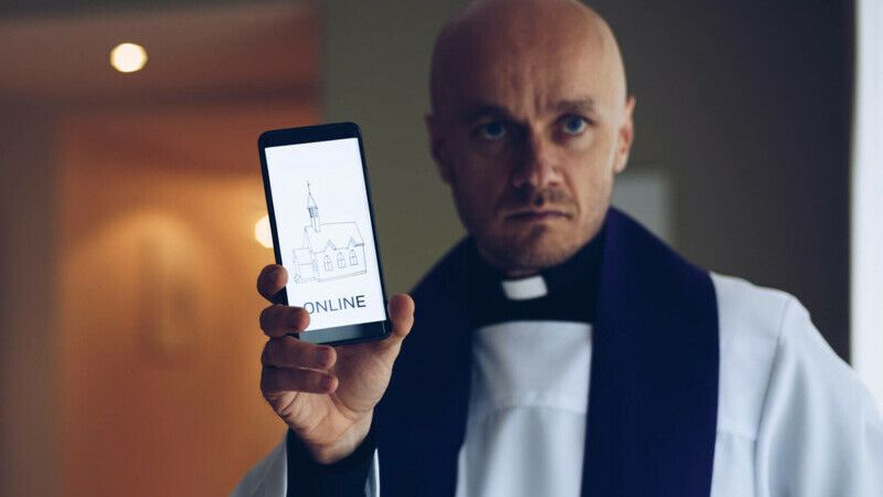Care este motivul pentru care preotul Don Giorgio binecuvântează telefoanele mobile și tabletele
