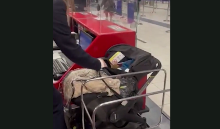 Și-au abandonat bebelușul în aeroport, când au auzit că trebuie să-i cumpere bilet de avion!