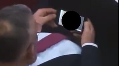 Deputat surprins în timp ce se uita la videoclipuri porno în parlament