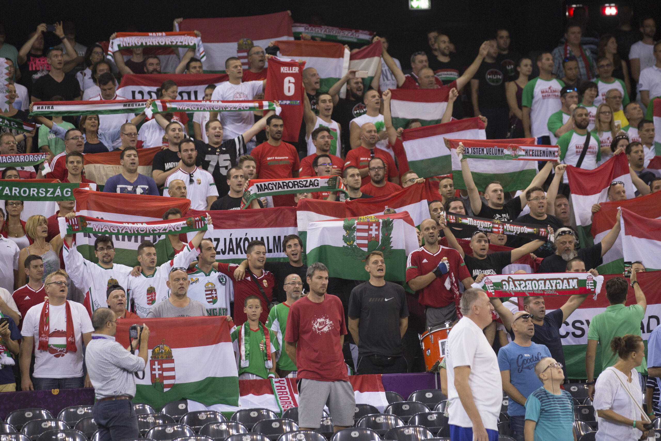 Maghiarii vor să arboreze pe stadioane steagul Ungariei Mari