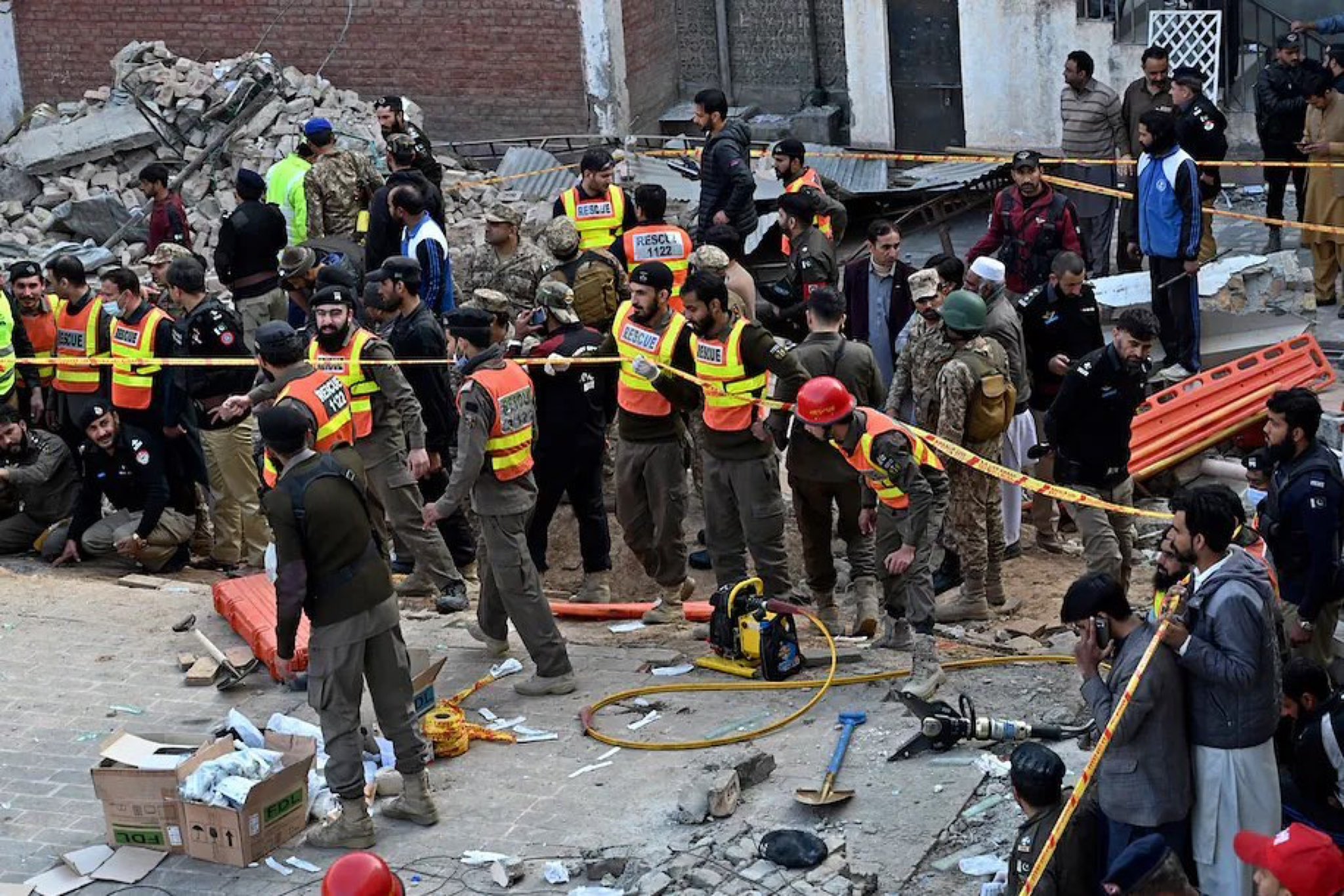 Peste 100 de morți în atentatul din Pakistan, atentatorul purta uniformă de polițist (video)