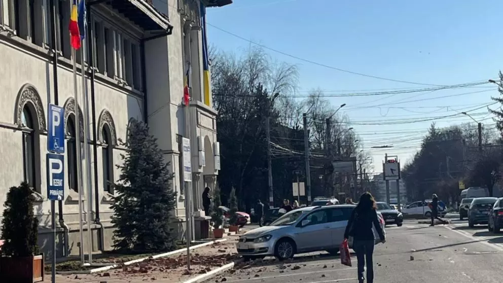 Cum arată Târgu Jiu după cutremur. Mai multe clădiri și mașini au fost avariate