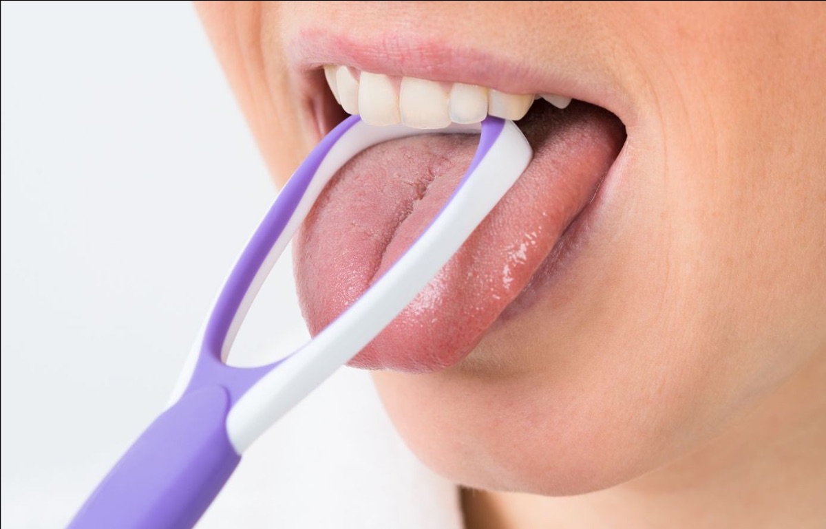 La ce ne ajută să curățăm și limba când ne spălăm pe dinți