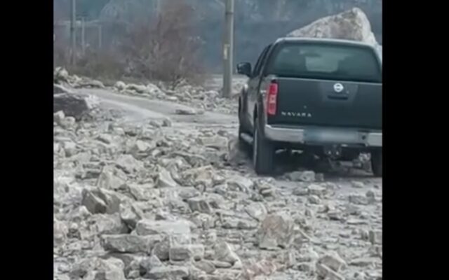 Șoferi surprinși în timp ce curăță singuri bolovanii de pe un drum național închis