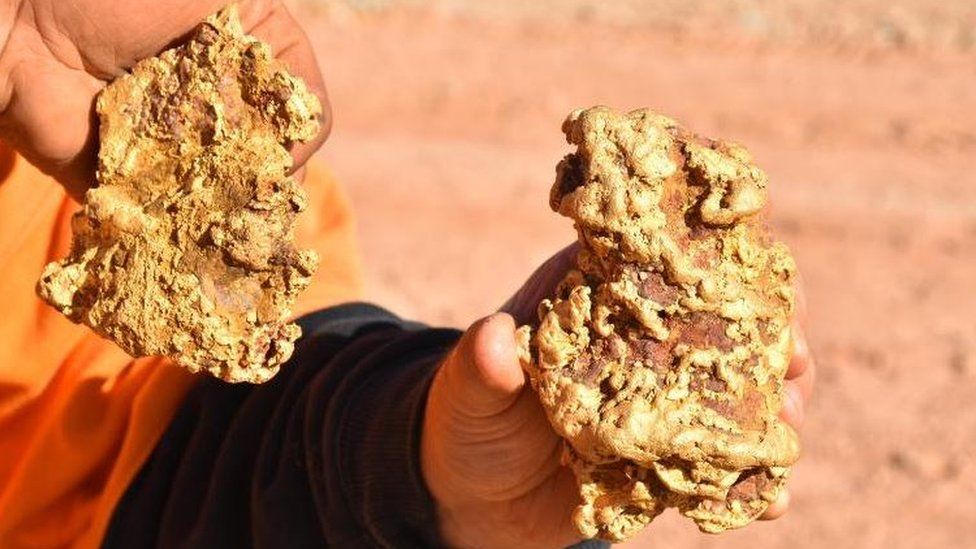 Bucată de aur care cântăreşte 2,6 kilograme, găsită cu ajutorul unui detector de metale