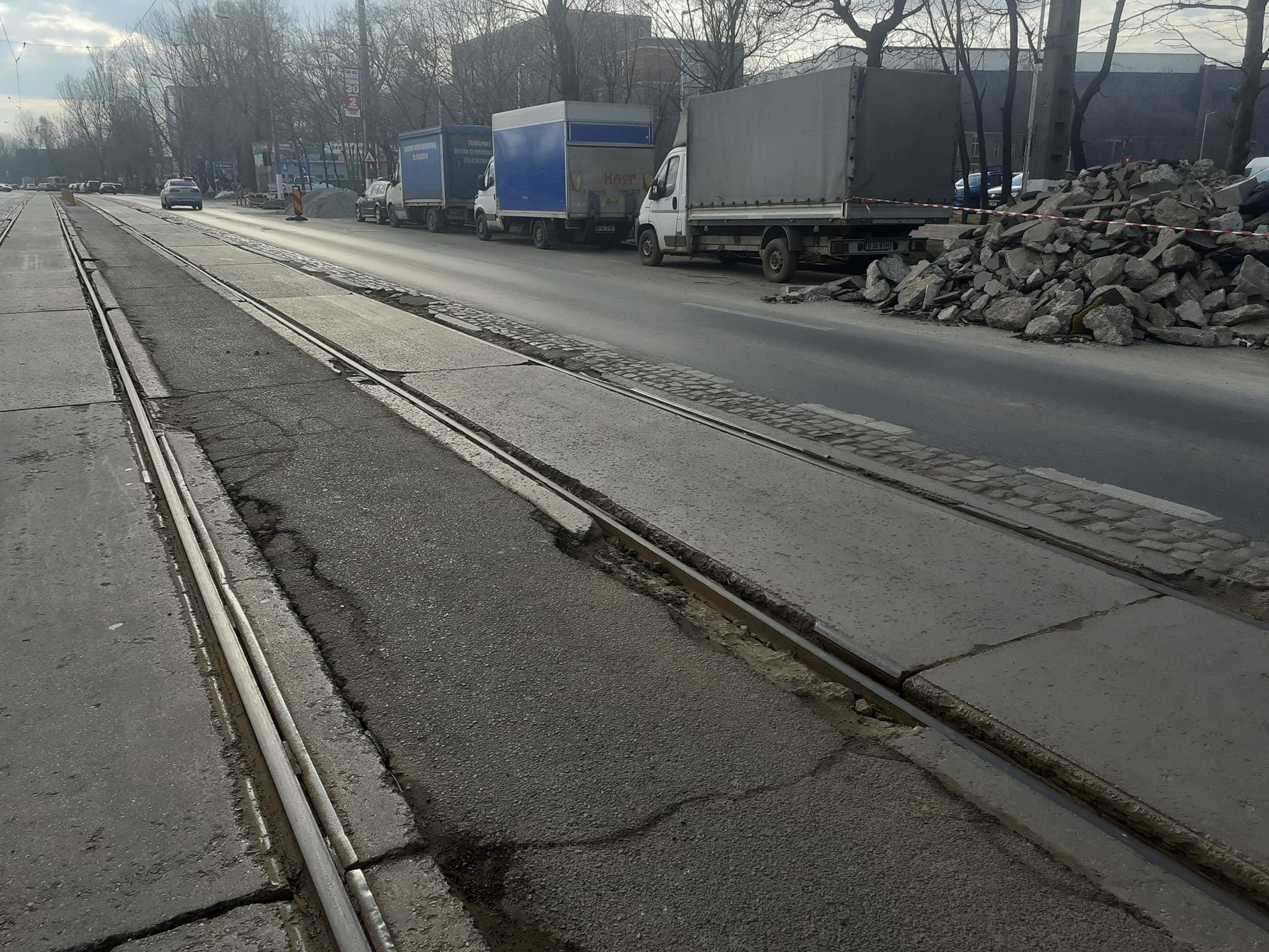 Șinele de tramvai din București arată ca după bombardament! Zilnic ne pun viața în pericol