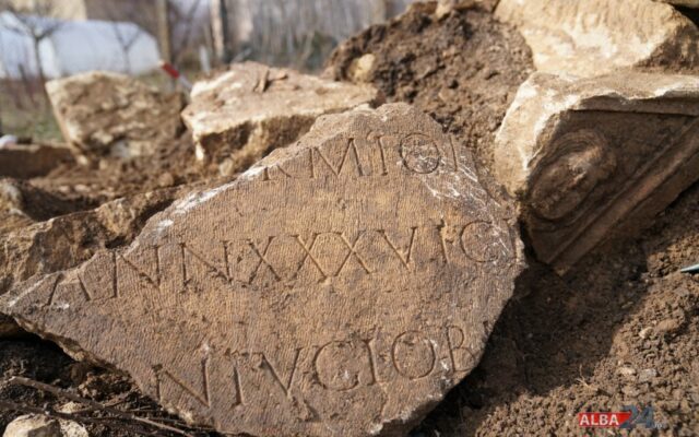 Sarcofag roman vechi de 1700 de ani, distrus cu excavatorul în cimitirul din Alba Iulia