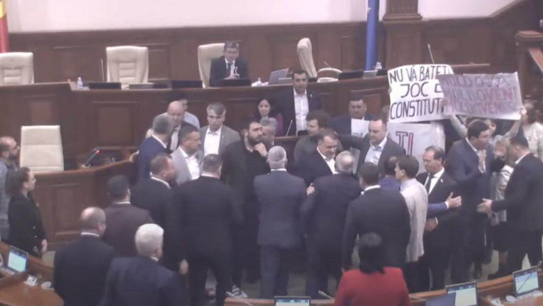 Parlamentarii moldoveni aproape că s-au luat la bătaie pe tema limbii române