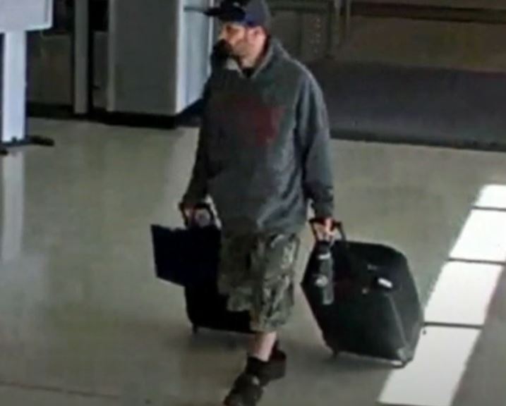 Un american a vrut să treacă prin aeroport cu bomba în valiză