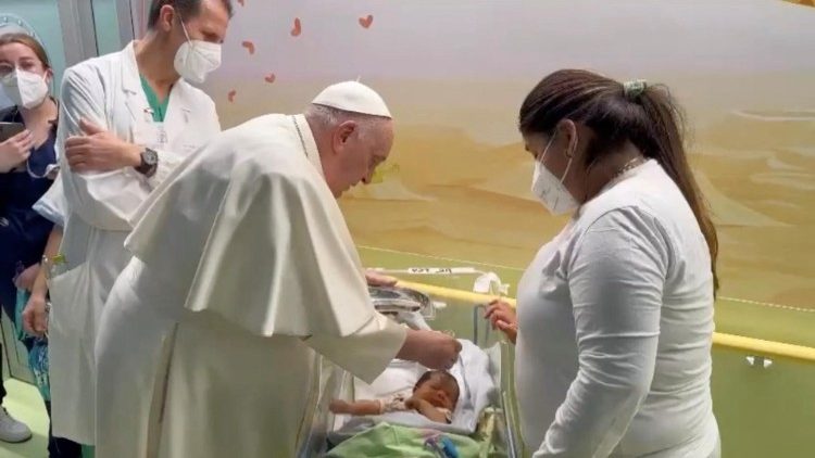 Papa Francisc a botezat un bebeluș din clinica de oncologie a Spitalului Gemelli