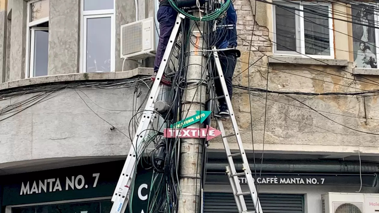 Fără cabluri pe stâlpi în cinci sectoare din Bucureşti