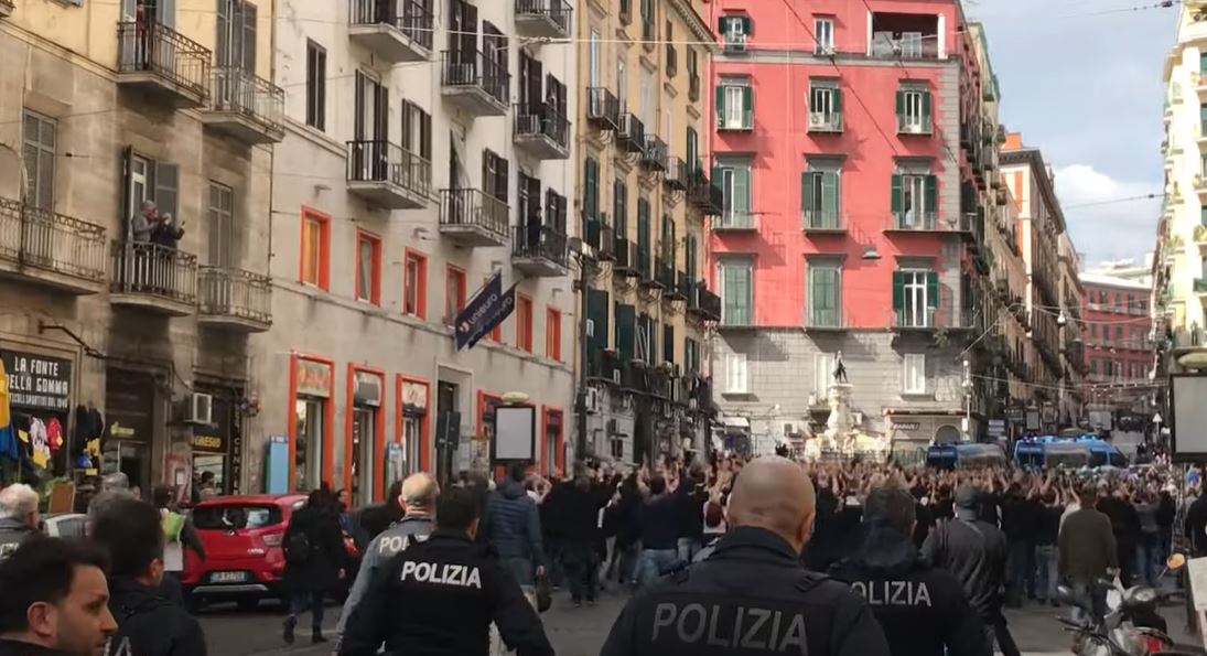 Scene de război, în Italia. Fanii echipei Eintracht Frankfurt au făcut prăpăd în Napoli (VIDEO)