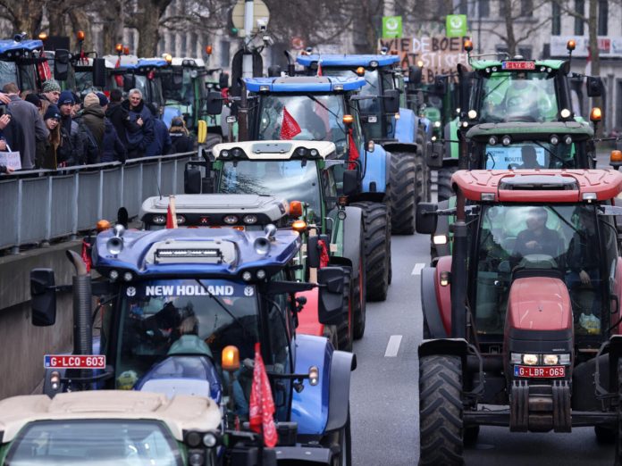 Mii de tractoare pe străzile din Bruxelles. Ce i-a scos pe fermieri la proteste