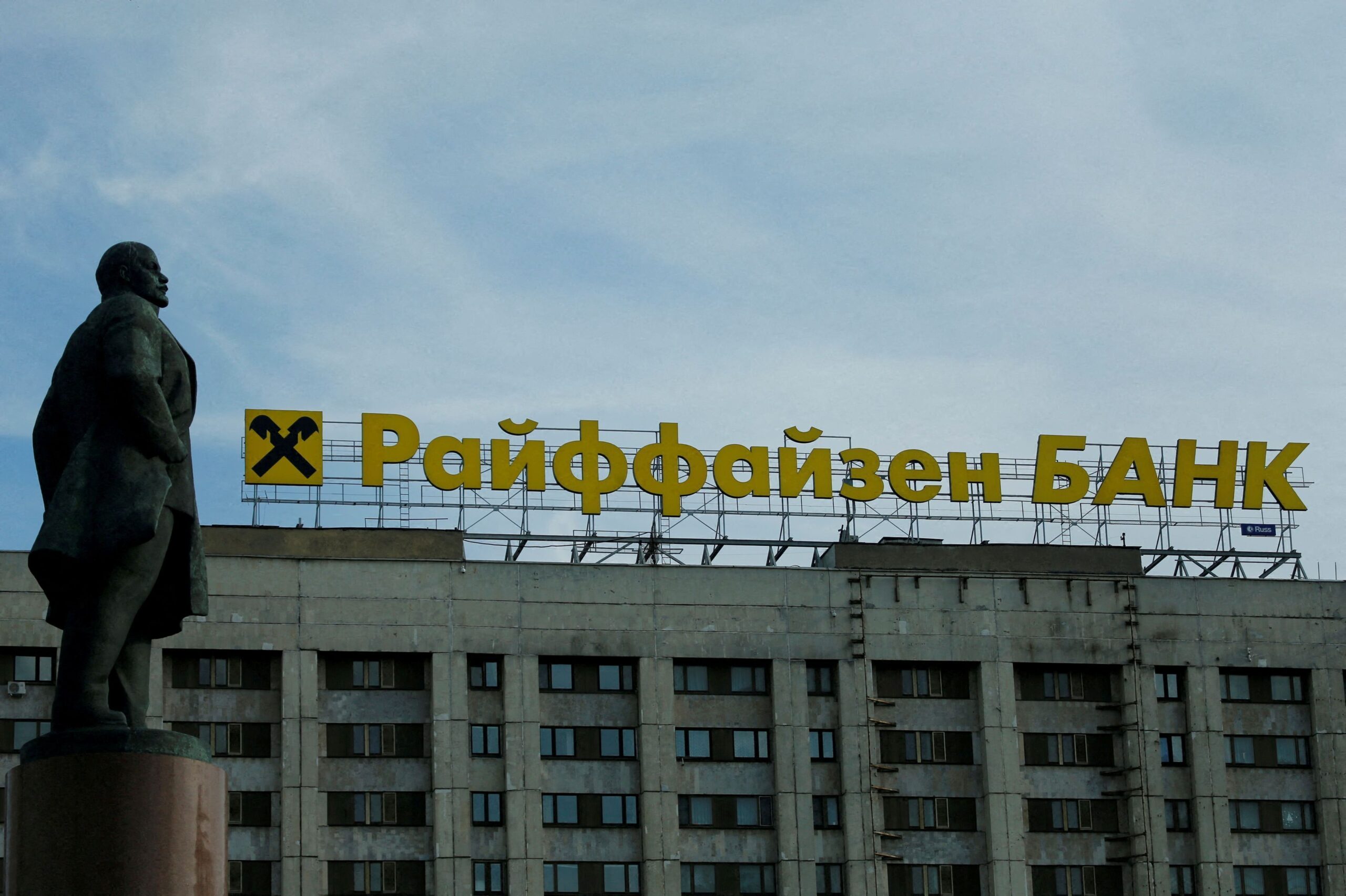 Raiffeisen Bank e captivă în Rusia! Profiturile enorme, confiscate de Kremlin