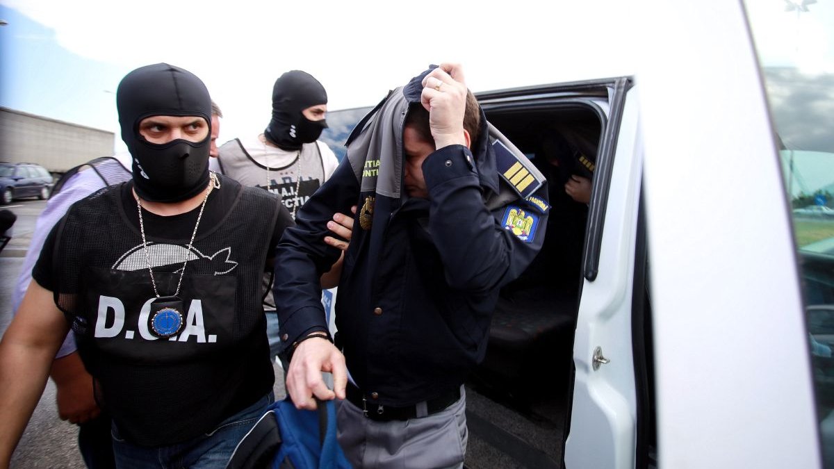 Polițist arestat după ce a cerut 15.000 de euro pentru eliberarea a două permise auto