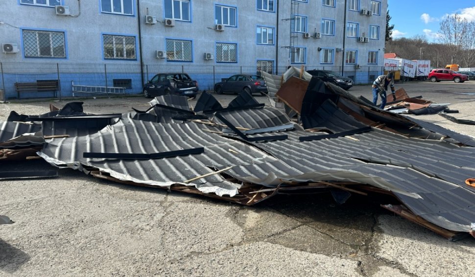 Acoperișul sediului Jandarmeriei din Suceava a fost luat de vânt